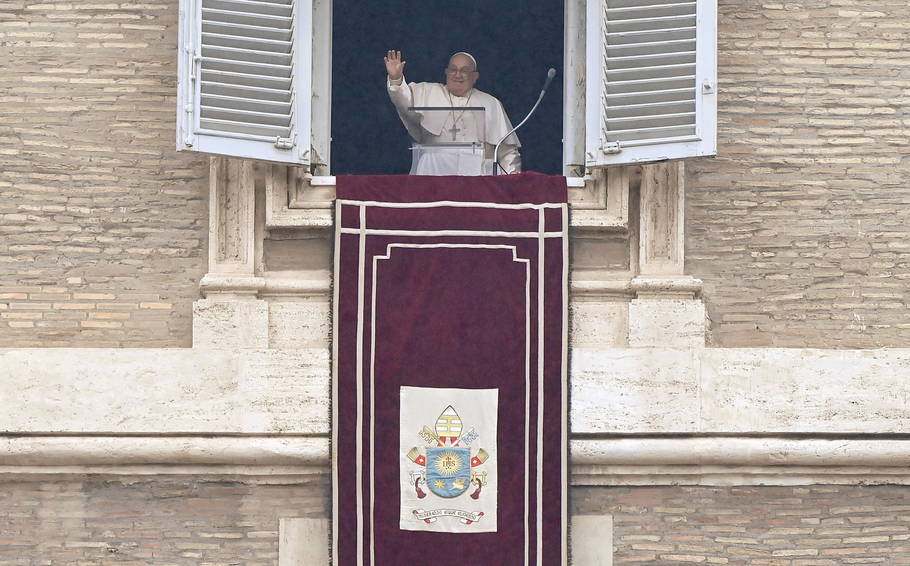 Il Papa saluta i fedeli al momento dell'Angelus del 5 gennaio