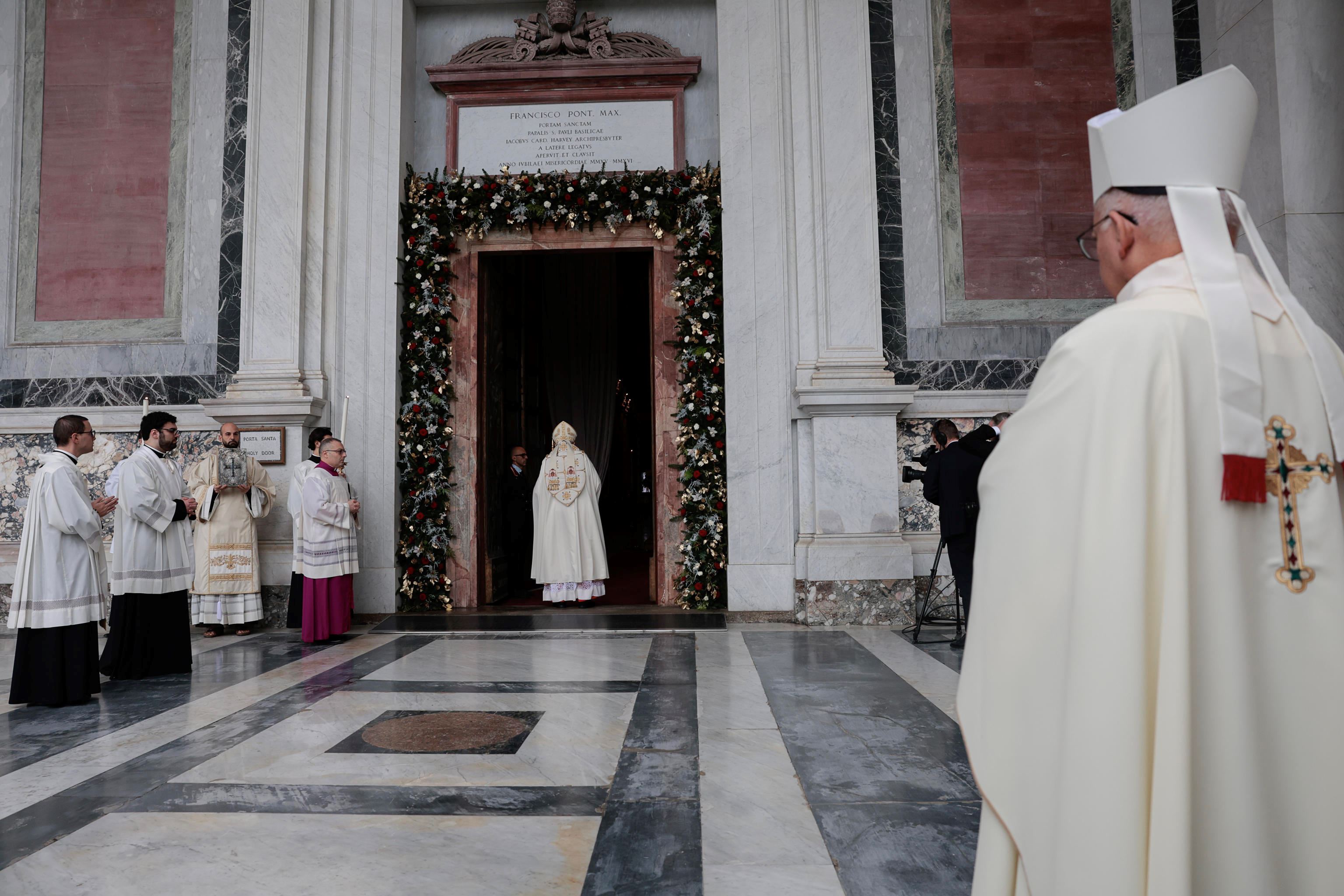 Il cardinale James Harvey apre la Porta Santa di San Paolo fuori le Mura