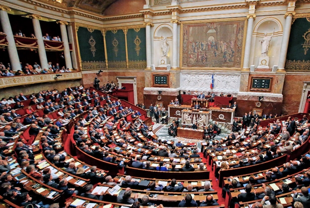 L'assemblea nazionale francese. Via libera a una legge liberticida: vietato opporsi all'aborto su internet