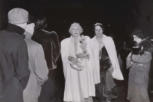 La critica - Msr. Cavanaugh e un'amica entrano alla Metropolitan Opera House, 1943 (Weegee) - 