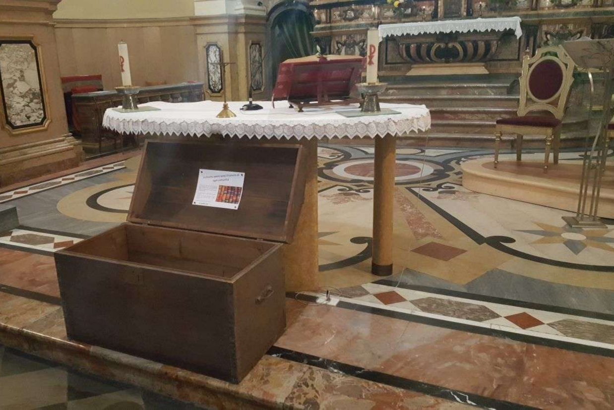 Il “baule della carità” sotto l’altare nella parrocchia di Sant'Alfonso a Torino
