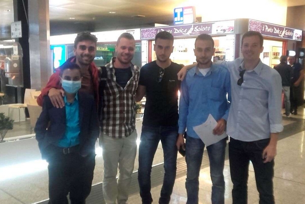 I volontari del Progetto Colomba all’aeroporto di Genova con Musaab (a sinistra)
