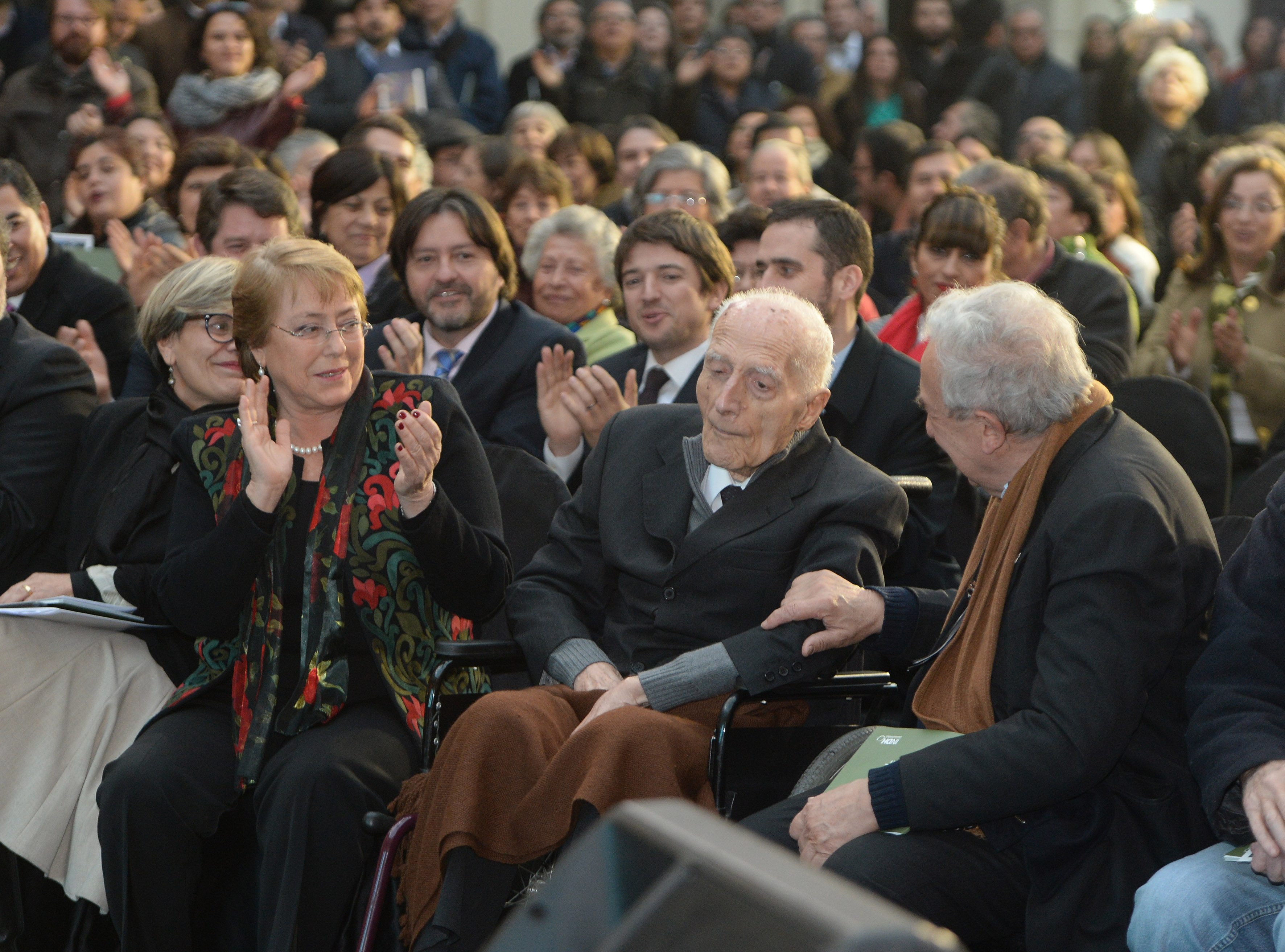 Il padre Aldunate con la presidente Michelle Bachelet alla cerimonia per la consegna del Premio per i diritti umani