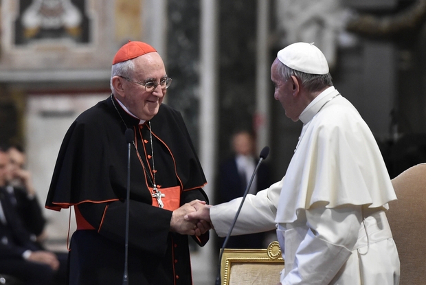 Papa Francesco nella Basilica Laterana mentre incontra il cardinale Agostino Vallini (Foto d'archivio Siciliani)