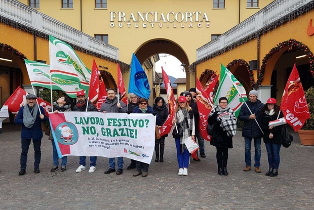 Uno dei quattro presidi davanti a grandi centri commerciali nel Bresciano