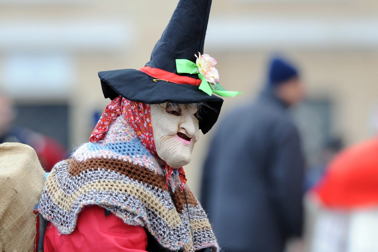 A Trieste una triste befana autarchica. Che porta doni solo ai bimbi italiani