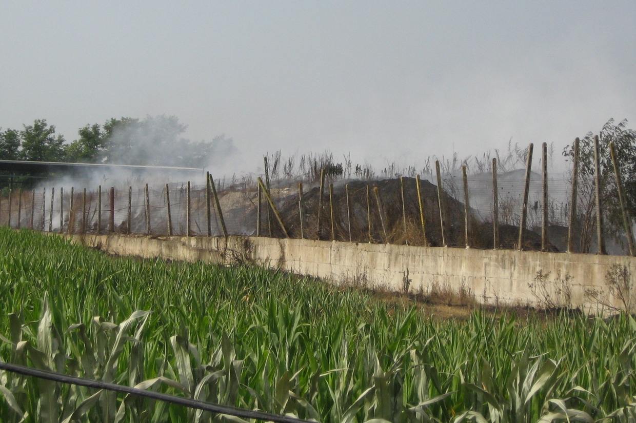 Un incendio doloso nella discarica Resit di Giugliano, in Campania