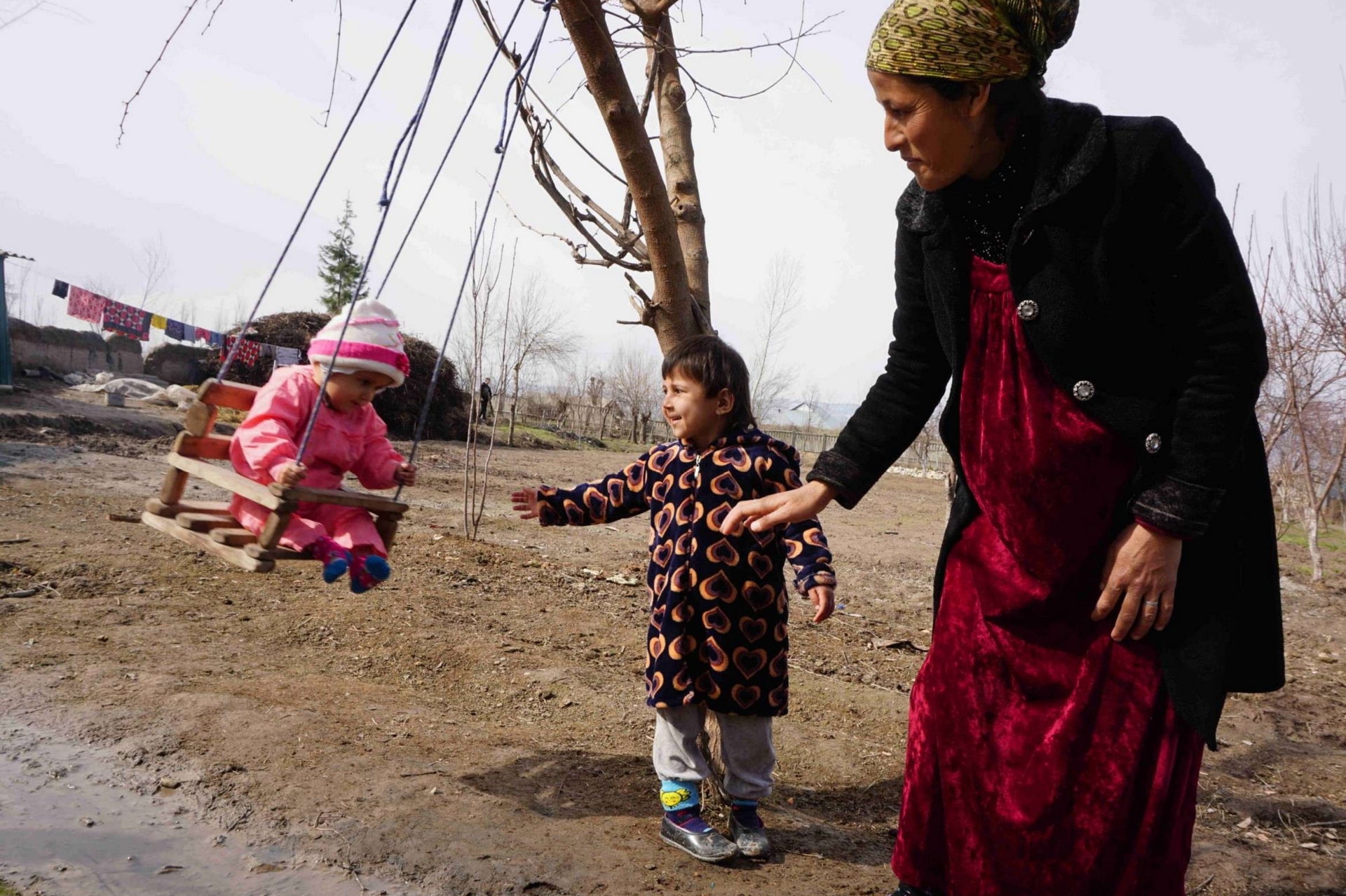 Le donne in Tagikistan si sposano molto giovani, spesso contro la loro volontà e raramente lavorano. Sottomesse al marito, si stima che il 19% delle donne tra i 15 e i 49 anni abbia subìto violenze fisiche almeno una volta nella vita. In questa foto Sokina: con l'aiuto della ong bergamasca Cesvi ha acquistato una mucca, grazie alla quale produce e vende latte, yogurt e formaggi e si rende indipendente dalla famiglia del marito. - 