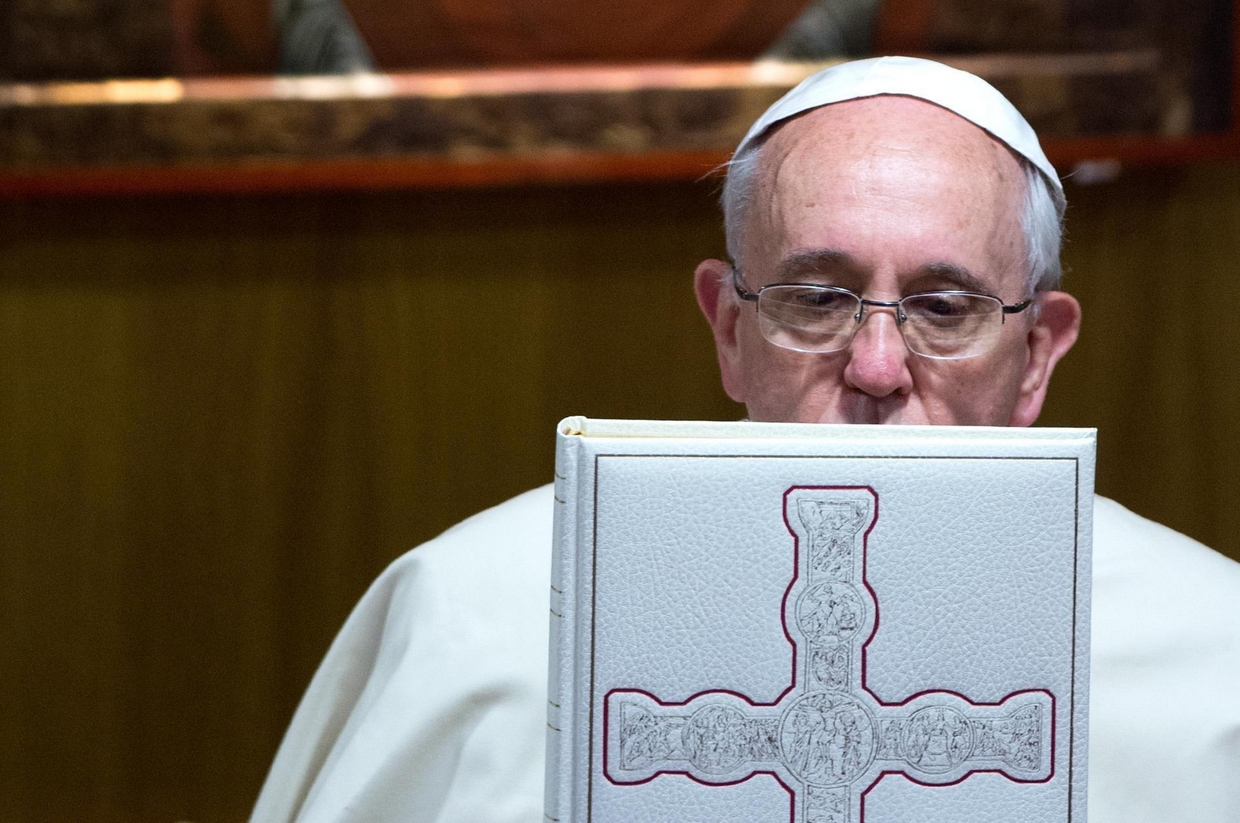 Il Papa: Portare La Bibbia In Tutti I Luoghi Senza Paura. Anche Sul Web