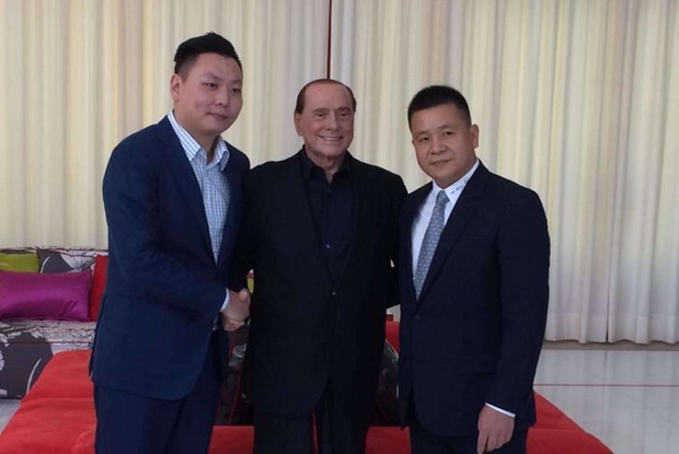 Silvio Berlusconi, patron del Milan dal 1986 con i magnati cinesi Han Li (a sinistra) e Yonghong Li