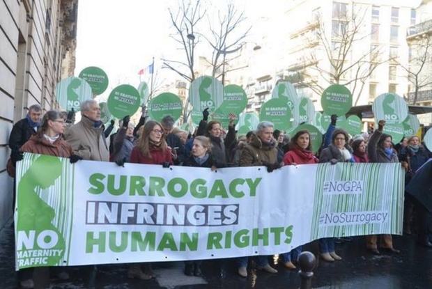 Manifestazione in Francia contro la maternità surrogata