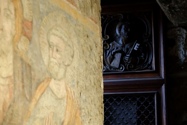 L’affresco del X secolo all’interno della parte più antica del Mamertino in cui Pietro si volta sorridente verso Gesù.