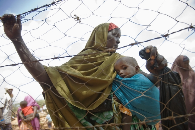 Giovane madre profuga dalla Somalia nel campo di Dadaab, nel nord del Kenya.