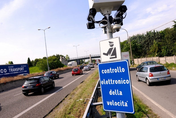 Gli autovelox a bordo di un'auto della Polizia vanno segnalati?