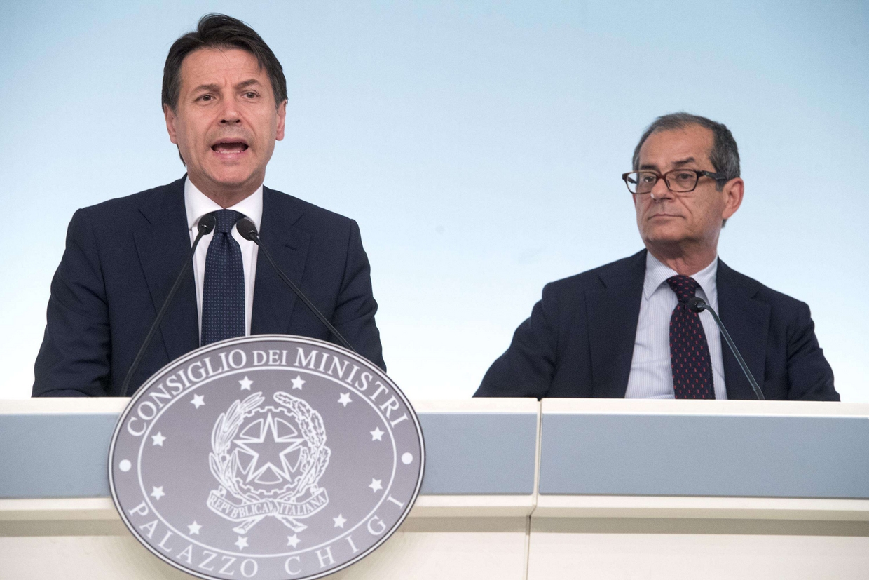 Giuseppe Conte e Giovanni Tria, ministro dell'Economia, durante la conferenza stampa al termine del Consiglio dei ministri sul decreto legge "Milleproroghe" il 24 luglio 2018. (Ansa)