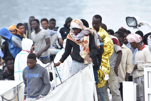 Sbarchi di migranti dalla vedetta italiana