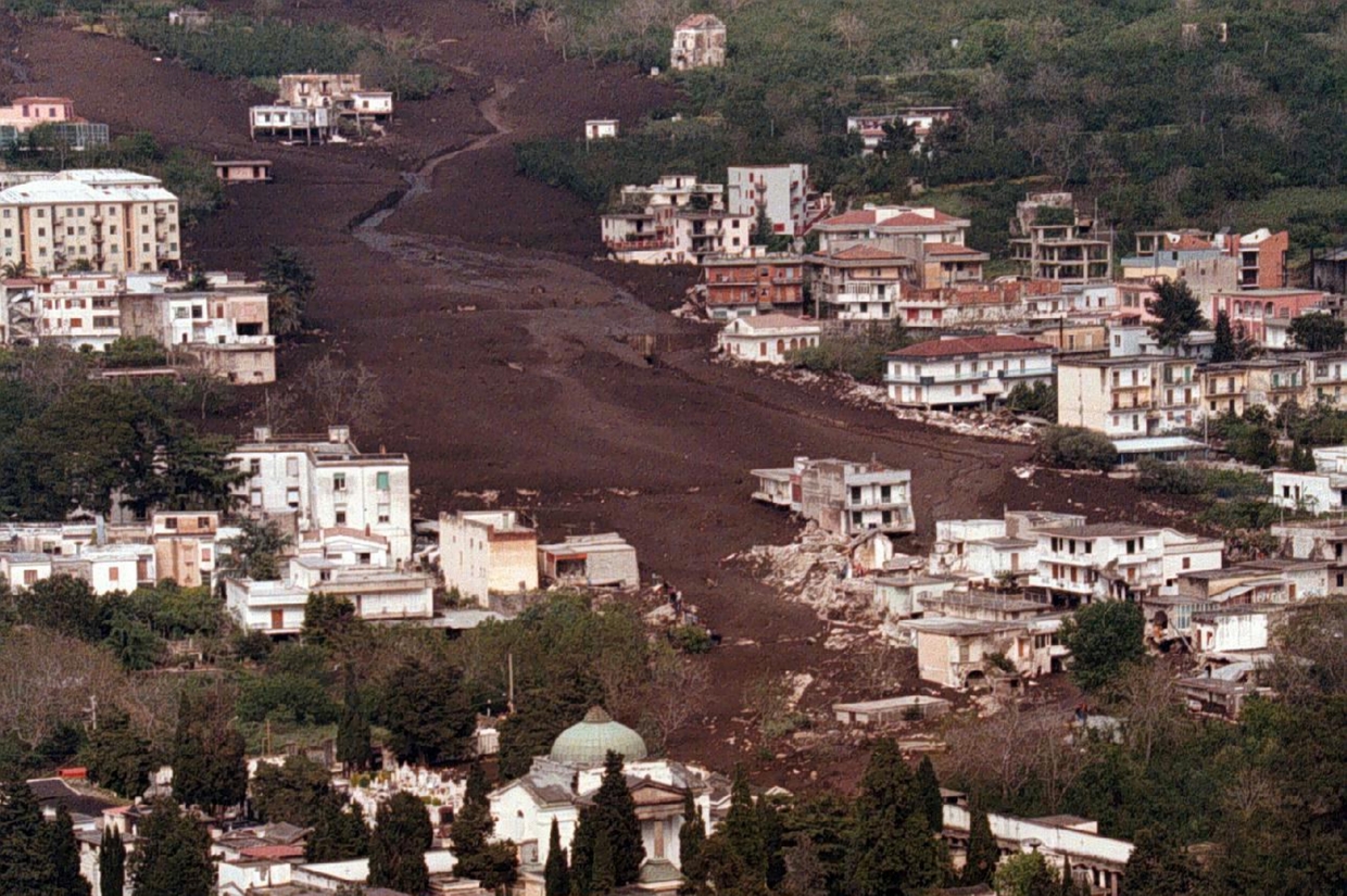 Il paese di Sarno tagliato in due da uno dei due fronti della frana del 5 maggio 1998 (Ansa)