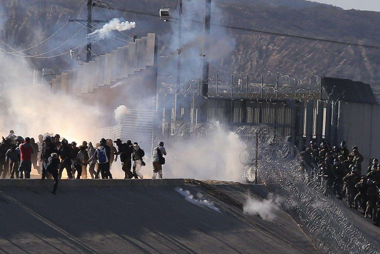 Gas lacrimogeni lanciati dalla polizia messicana sui migranti alla frontiera di El Chaparral, Tijuana (Ansa) - 