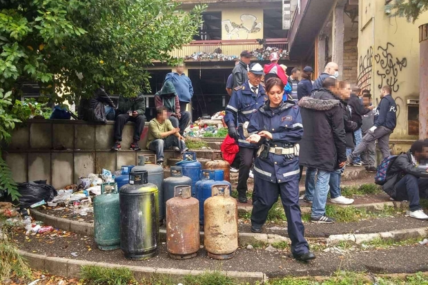 Un momento dello sgomberto di un'ex cartiera, occupata abusivamente in via Assisi a Roma (Foto Archivio Ansa)