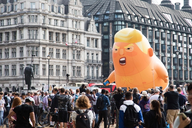 Il simbolo delle proteste a Londra contro Donald Trump: il "Pallone gonfiato" (Fotogramma)