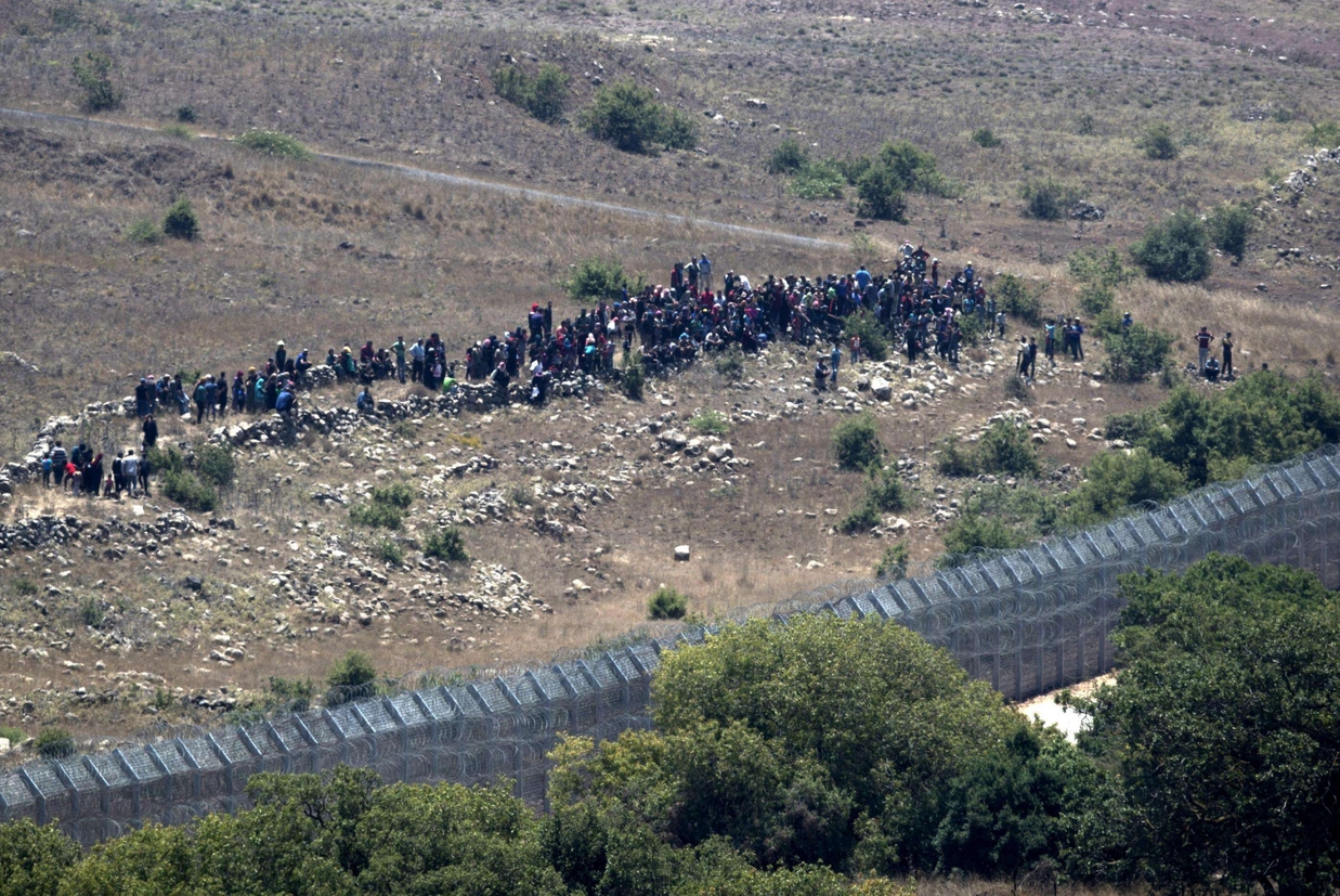 Altri profughi siriani ammassati ai confini con la zona sotto controllo israeliano (Ansa) - 
