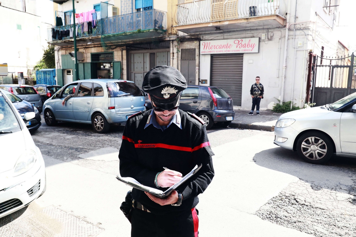 Carabiniere sul luogo dell'omicidio a Miano (Fotogramma)