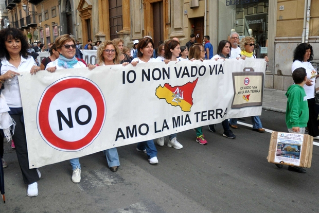 Il Sud si spopola, la Sicilia prova a ribellarsi con le «Valigie di cartone»