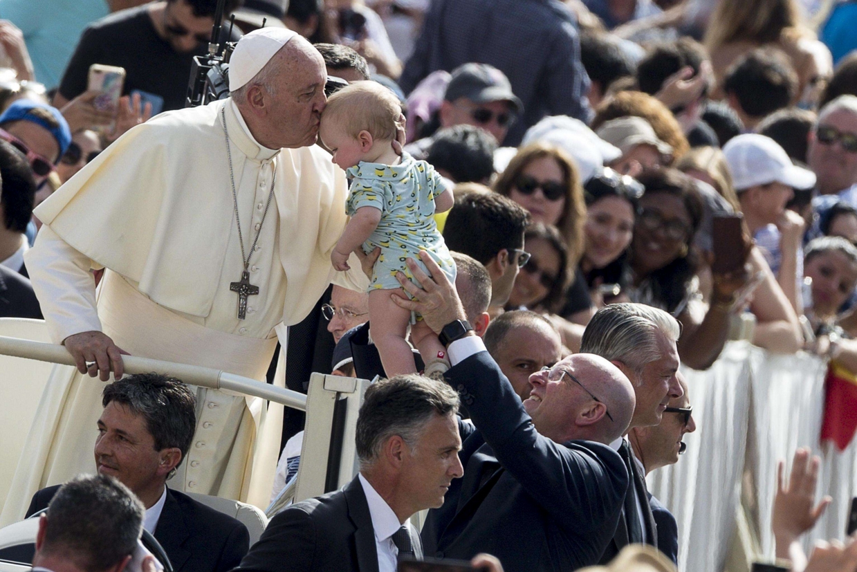 Il Papa: La Comunione è La Prima Testimonianza Degli Apostoli Al Mondo