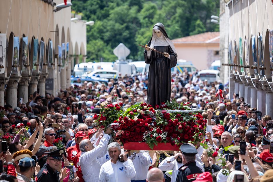 Una processione in onore di santa Rita