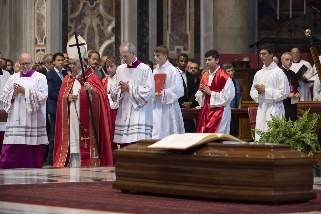 L'ultimo saluto al cardinale Silvestrini nella Basilica Vaticana con papa Francesco