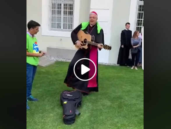 Ordinato Tomasi, il vescovo con la chitarra
