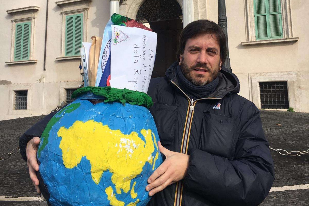 Il portavoce dell'Unicef, Andrea Iacomini, con le lettere dei bimbi ai coetanei del Cara da consegnare al presidente della Repubblica - 