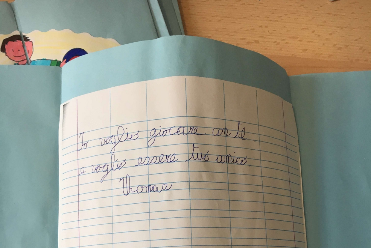 I bambini scrivono ai loro coetanei migranti del Cara: «Non siete soli» 