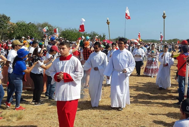 La Messa assieme a tutti i pellegrini accolti nella diocesi di Chitré per i giorni prima dell’appuntamento della Gmg a Panama. Tra loro anche alcune centinaia di giovani italiani. (Matteo Liut) - 