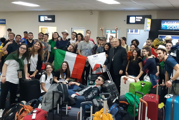 Il gruppo delle Marche, assieme all'arcivescovo di Ancona-Osimo, Angelo Spina, all'aeroporto di Panama. è l'inizio dell'ultimo tratto del viaggio verso Chitré dove per quattro giorni i giovani italiani vivranno il loro "gemellaggio" prima della Gmg a Panama - 