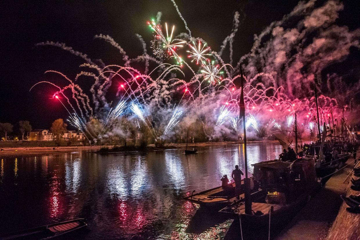 Il fuoco d’artificio sulla Loira è uno dei momenti più suggestivi di un evento che attira, ad ogni edizione, più di 700mila visitatori - 