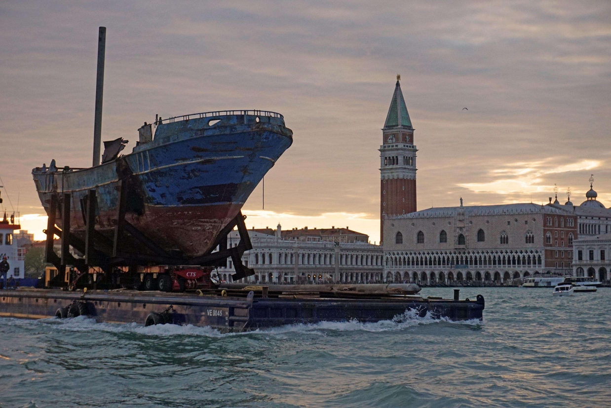 La Nave Del Naufragio Dei Migranti Diventa Un'opera D'arte