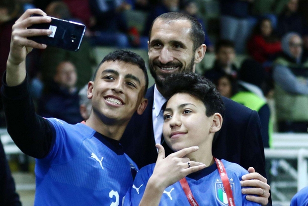 Il calciatore Giorgio Chiellini con Ramy Shehata (a sinistra) e Adam El Hamami, due dei tre ragazzi a cui arriverà la cittadinanza italiana (archivio Ansa)