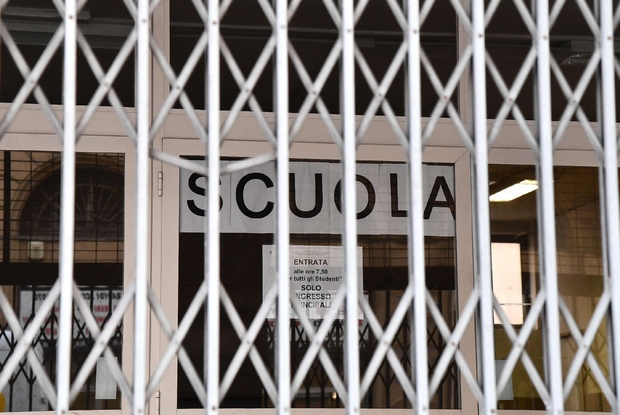 «Scuole chiuse in tutta Italia fino al 5 marzo». Ma è una sonora cornonovirus-bufala