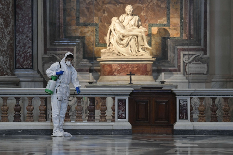 Operai al lavoro sulla statua della Pietà di Michelangelo - Vatican media