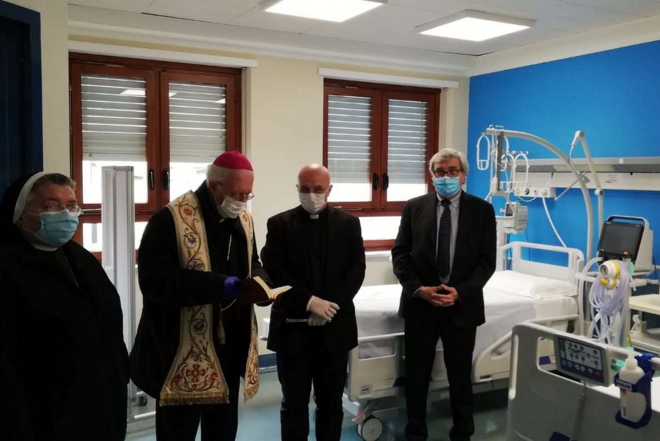 L'arcivescovo Nosiglia benedice la nuova terapia intensiva all'ospedale Cottolengo di Torino