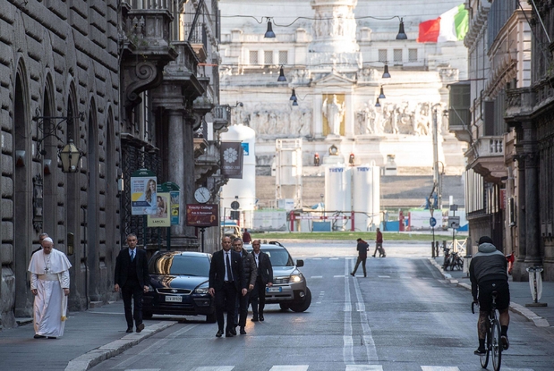 Il Papa cammina in via del Corso