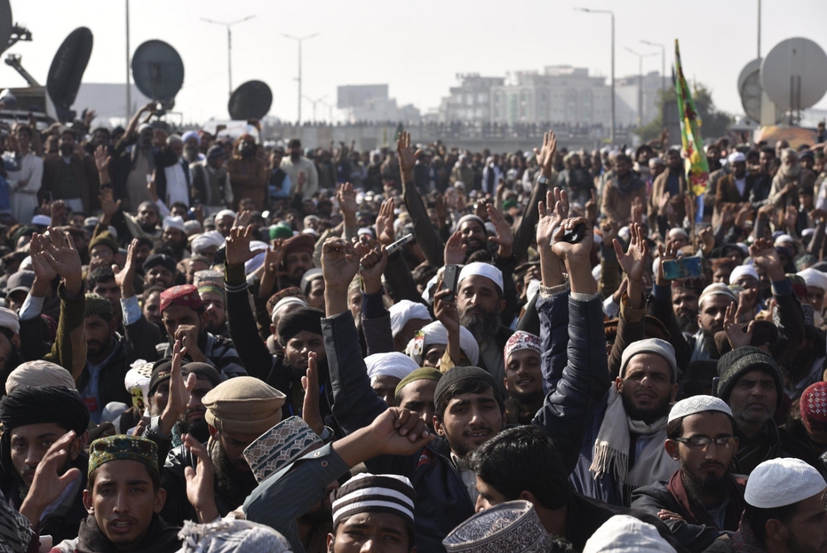 Militanti del gruppo integralista islamico Tlyra protestano violentemente nel 2017 a Islamabad, in Pakistan, costringendo alle dimissioni il ministro della Giustizia Zahid Hamid