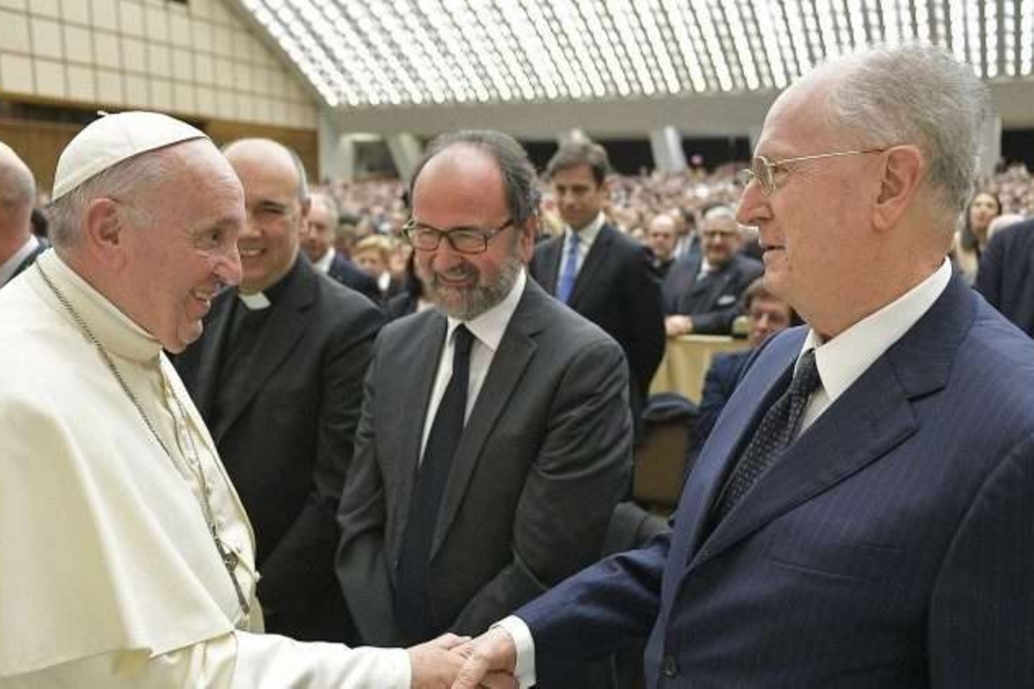 Giuseppe Dalla Torre (a destra) con Papa Francesco nel 2017