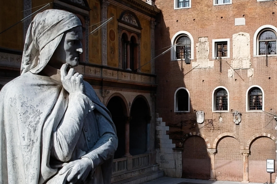 La statua di Dante in Piazza dei Signori a Verona