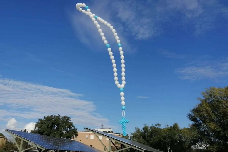 Palloncini bianchi e rossi in cielo per l'addio a Carlos e Domenico