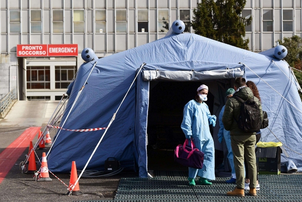 Una tenda allestita all'esterno dell'ospedale di Cremona come filtro per l'accesso dei pazienti