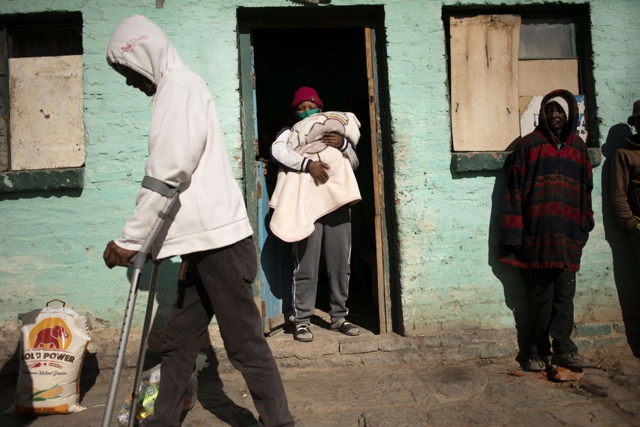 Un'immagine di povertà dal continente africano. L'emergenza coronavirus ha aggravato i problemi di alcuni Paesi e delle fasce di popolazione più sofferenti. Il debito estero è spesso una zavorra