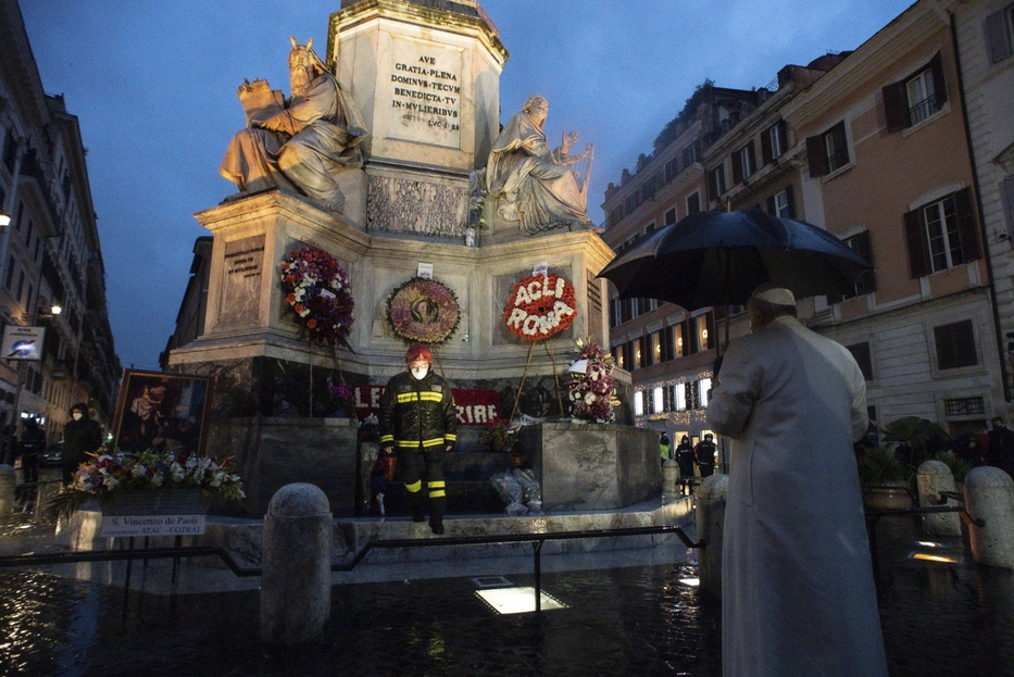 Pope Francis in Piazza di Spagna to entrust the world to Mary