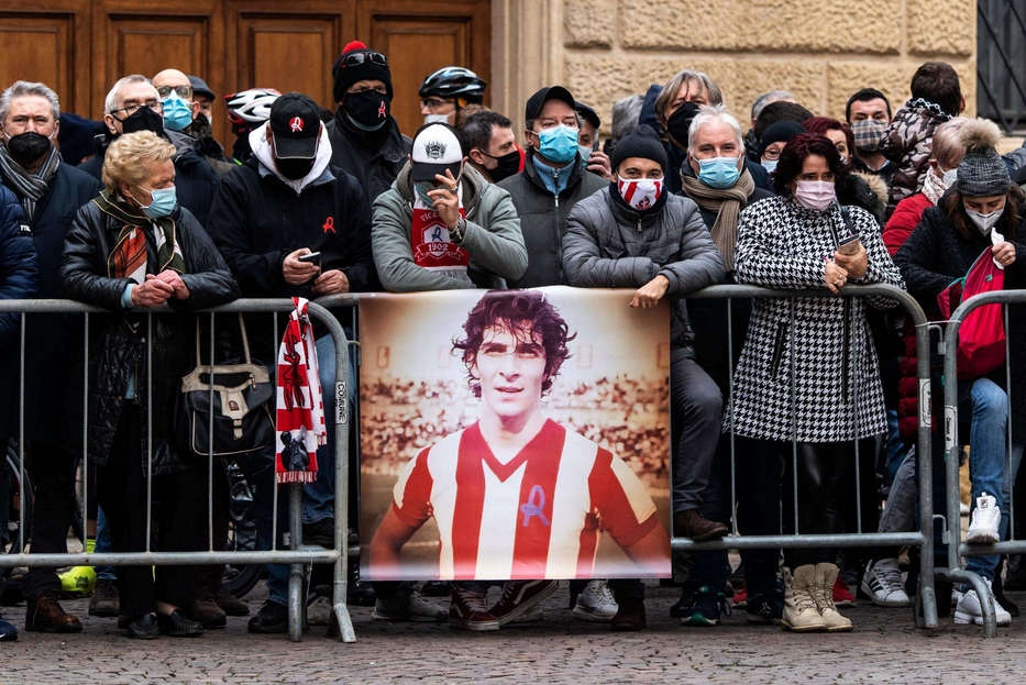 Il Funerale Di Paolo Rossi Ora Giocherai Nella Nazionale Del Cielo